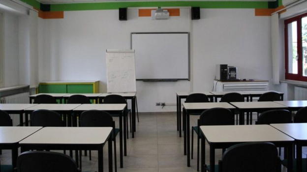 Forte boato nella scuola italiana: soccorsi in azione