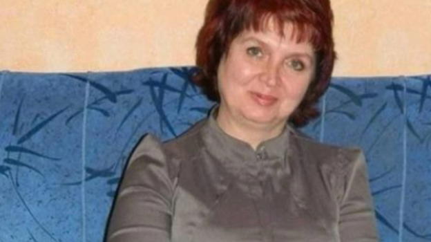 Vede le sue mutande sul tavolo, si avvicina e scopre..