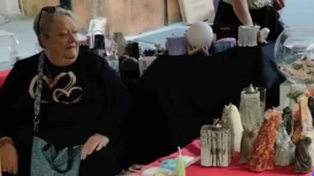 Vende al mercatino: è la mamma di una delle donne più importanti d’Italia