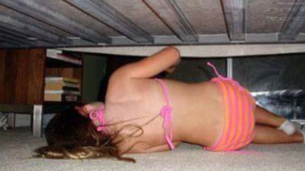 Lascia il marito e si mette sotto il letto per vedere la sua reazione