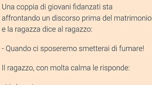Coppia di giovani fidanzati affronta un discorso prima del matrimonio