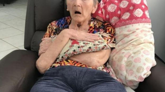 Rientra in casa e vede la mamma così: cosa scopre dietro il divano