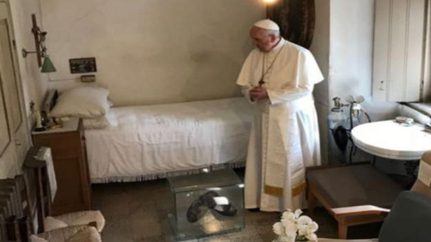 Papa Francesco nella stanza di Padre Pio, il particolare non sfugge