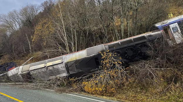 Locomotiva scivola in un pendio e il treno deraglia: ci sono coinvolti e decessi