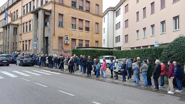 Incredibile! In centinaia in fila a fare la fila lunga la strada
