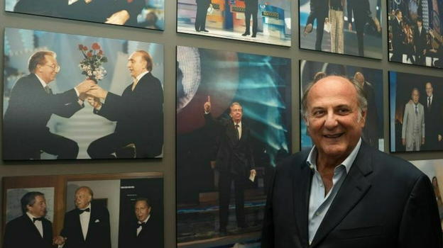 Gerry Scotti confida di aver vacillato con le letterine: "Ho provato attrazione per..