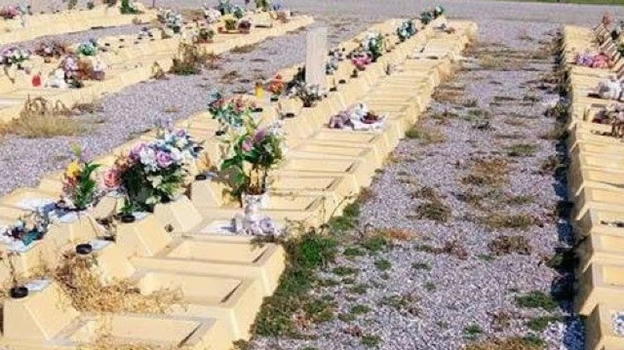 Riesumate tombe dei bambini nel cimitero di Brescia