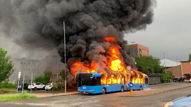 Autobus in fiamme, deceduti 22 bambini e 3 professori