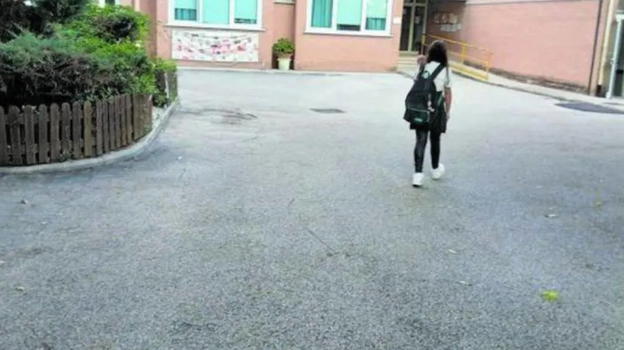 12enne punisce il compagno di scuola: "L’ho fatto perché ha s..