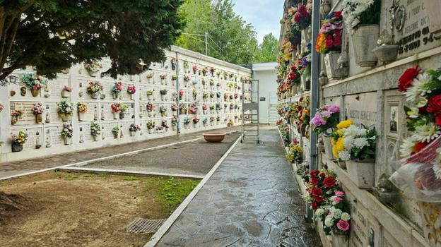 Va in cimitero e sente una voce: nel loculo del marito c’era un…