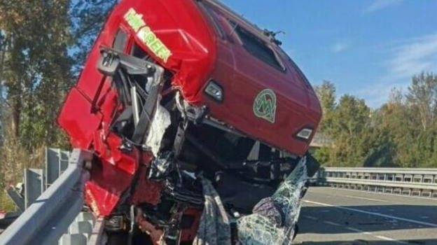 Bus esce di strada, coinvolta intera squadra di Serie A