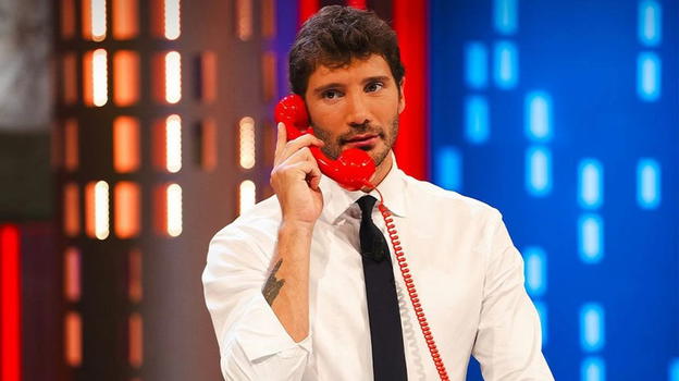 Stefano De Martino confessa: "Ecco perché porto sempre la stessa camicia"
