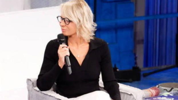 "Ma cosa fa?" Amici, tutti contro Maria De Filippi per quel gesto