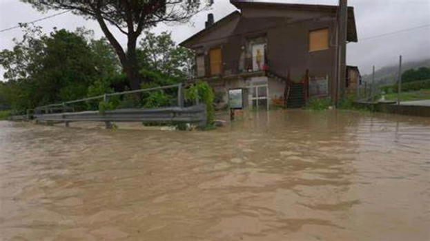 Italia, alluvione improvvisa sommerge la città italiana: fango e detriti