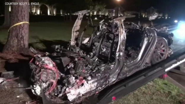 Auto in fiamme, deceduti 4 giovani ragazzi