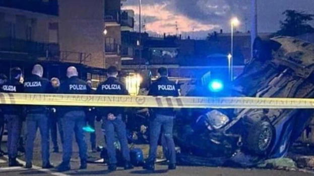 Schianto tremendo tra due auto della polizia: 3 feriti e un decesso