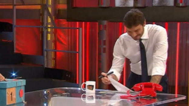 Cosa nasconde Stefano De Martino sotto il telefono rosso