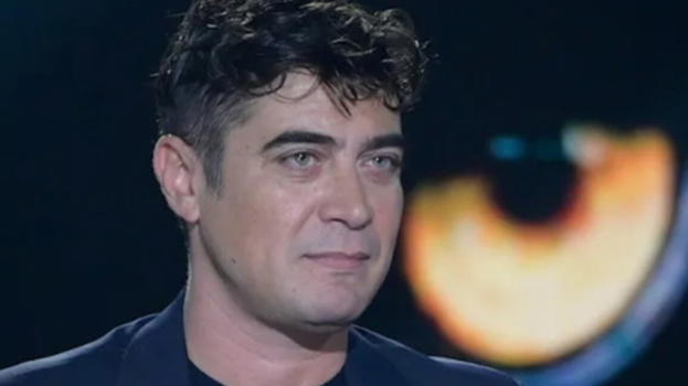 Riccardo Scamarcio, è polemica: tutti notano il dettaglio all’orecchio