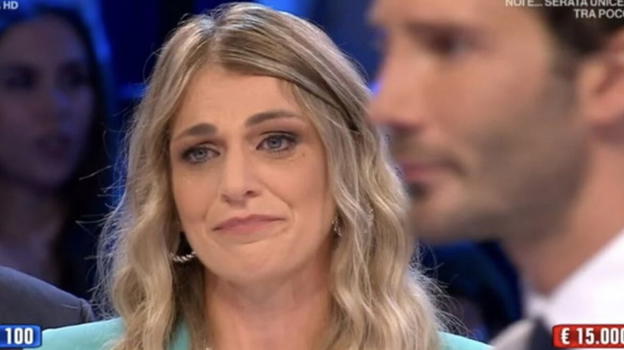 Monica, dopo 27 puntate finisce così: e partono gli insulti