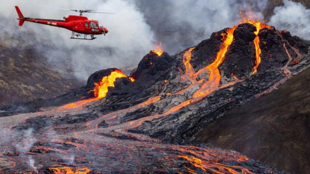 È allerta rossa per l’eruzione del vulcano: la lava ha raggiunto le case