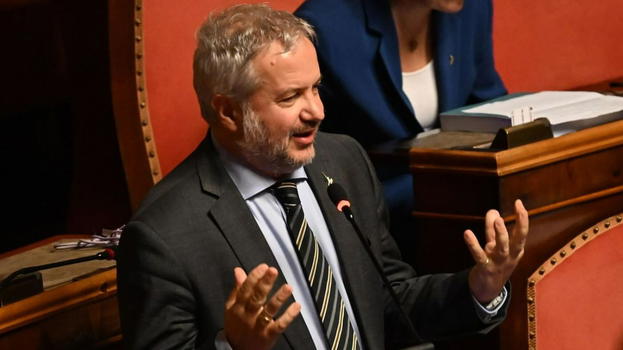 Il senatore Borghi: «Puoi guidare anche se ti scoli una bottiglia di vino da solo»