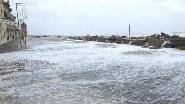 Forte maltempo e venti, persone evacuate: chiuse le scuole