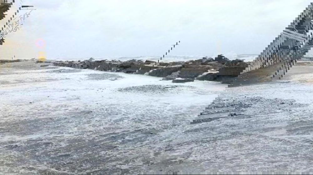 Forte maltempo e venti, persone evacuate: chiuse le scuole