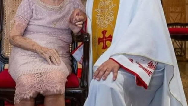 A 78 anni va ogni giorno dal prete, il figlio insospettito la segue