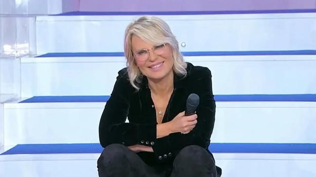 Maria De Filippi paparazzata a cena fuori. Baci e le coccole con…