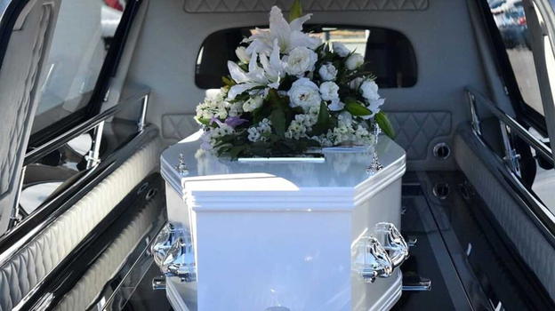 Bimba caduta da una finestra, la mamma non ha retto