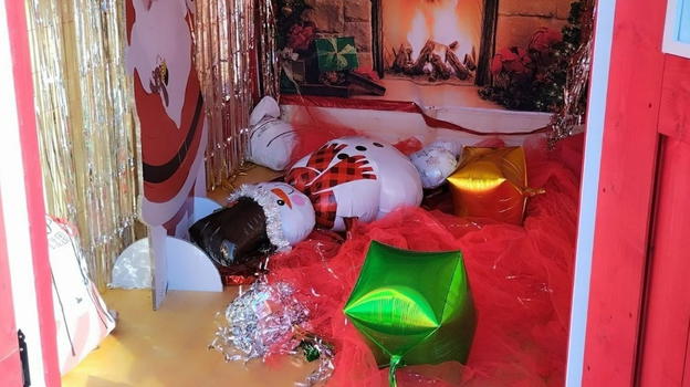 I bambini distruggono il villaggio di Babbo Natale: la reazione dei genitori