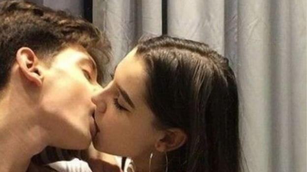 Lui la bacia, lei gli tocca le parti intime e scopre..