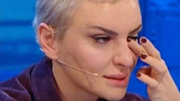 Arisa condivide la sua lotta, la spaventosa diagnosi: ma non mette la parrucca