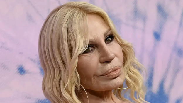 "20 anni più giovane". Donatella Versace, la trasformazione che sconvolge i fan