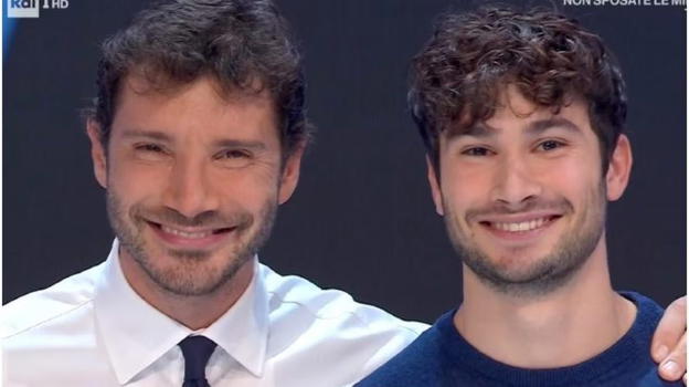 "Sono identici" Affari tuoi, chi è il pacchista sosia di Stefano De Martino