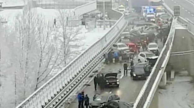 Maxi scontro in autostrada: diversi veicoli coinvolti e decessi