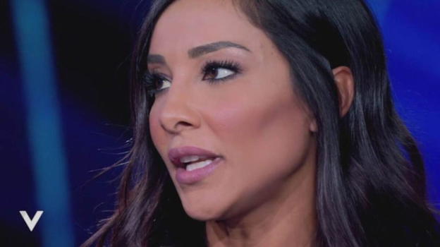 "Mi ha tradito" Juliana Moreira, calci e pugni al marito davanti a tutti