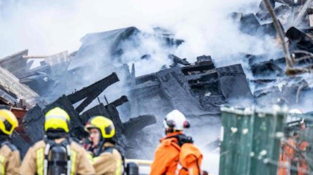 Prima un forte boato e poi il dramma, la palazzina è crollata poco fa: si teme il peggio