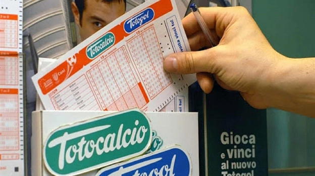 Fa 13 al totocalcio e la nonna getta il biglietto vincente nel camino