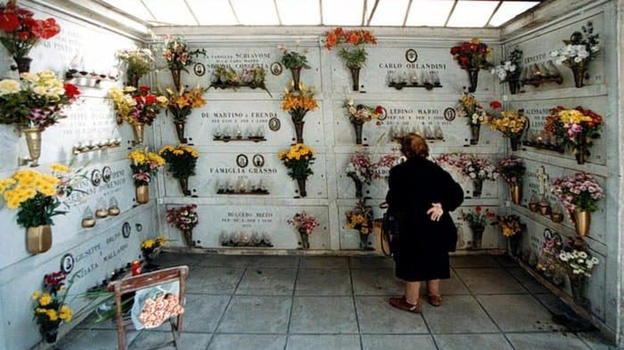 Cimitero, madre si porta a casa le ossa del figlio 18enne