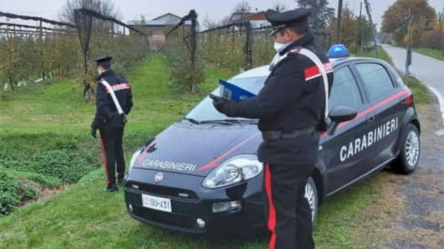 Va in orto e trova figlia e moglie insieme ad un’altra donna