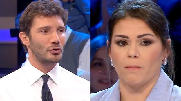 Affari Tuoi, la concorrente Roberta crolla in diretta, De Martino costretto ad intervenire