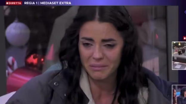 Shaila in lacrime: "A letto con uomini di 60 anni…"