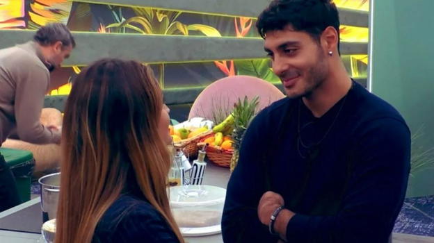 Grande fratello, Helena si dichiara a Javier: ecco come ha reagito lui