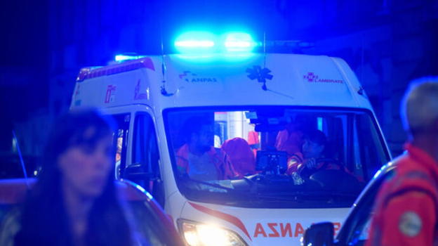 Auto con a bordo cinque giovanissimi si è schiantata all’alba