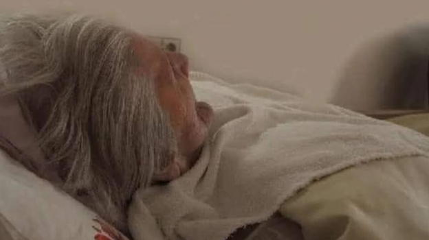 Sua madre perde la vita: cosa trova nel letto 3 giorni dopo