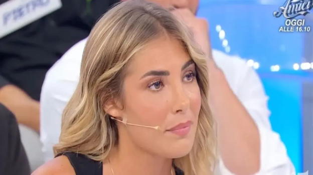 Martina lo fa capire a tutti: il bacio rivelatore