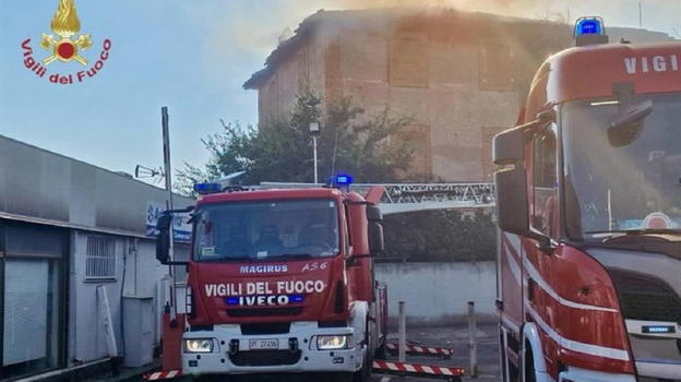 Italia, cede il soffitto della scuola: soccorritori sul posto