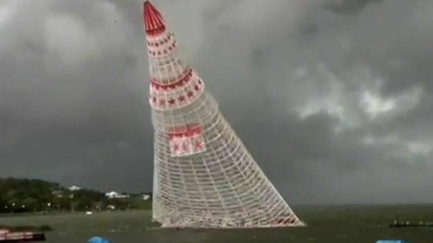 Cede l’albero di Natale, era alto 56 metri