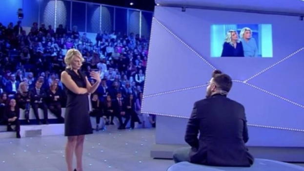 “Ecco la verità sulle buste consegnate”. C’è posta per te, l’ex postino Maurizio vuota il sacco